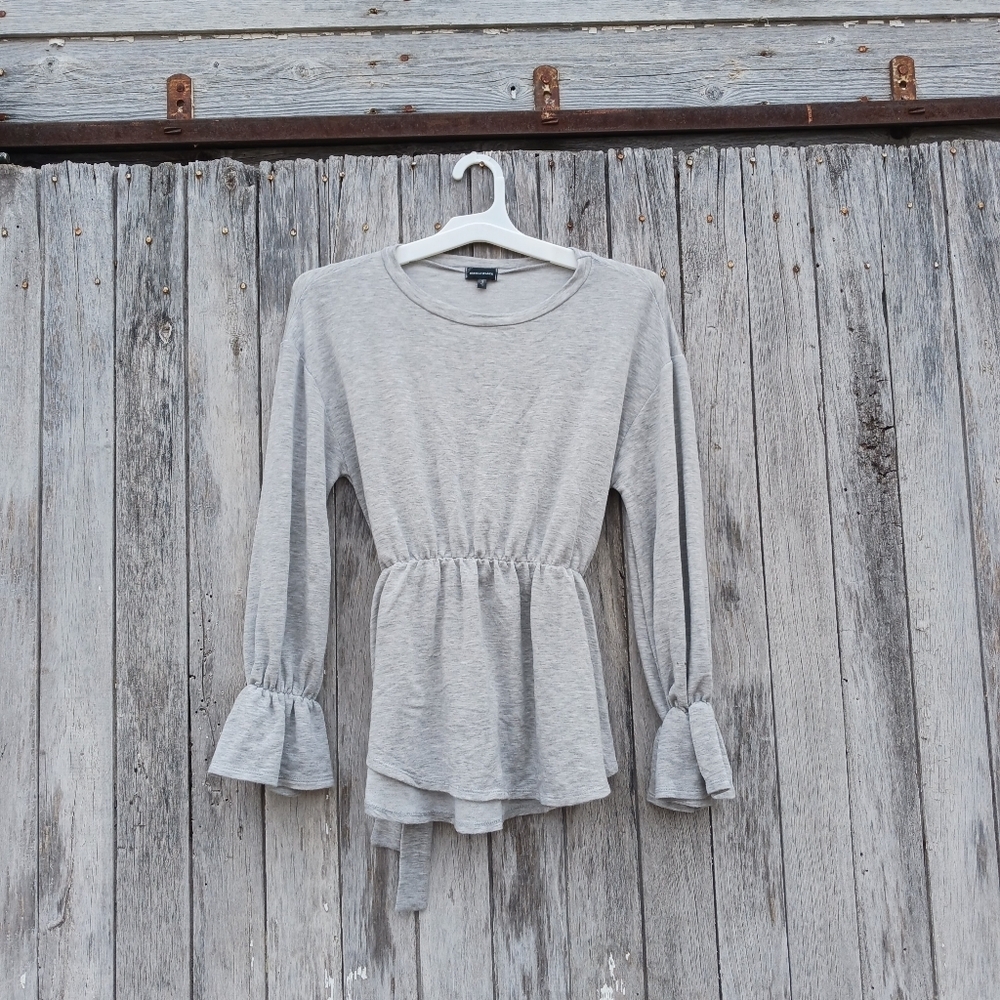 BKE Buckle Womens Sz Small Gray Peplum Tie Waist Long Sleeve Ruffle Cuff ‎ Top